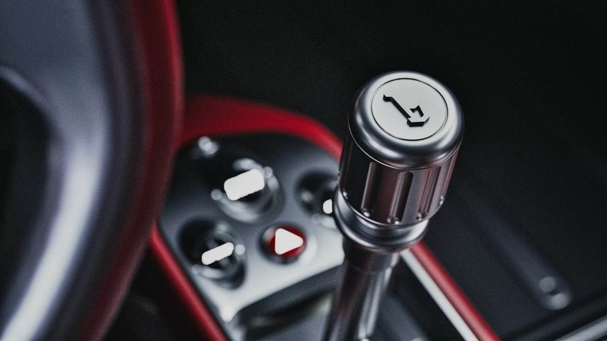 車輛配備的是六速手排變速箱，動力由此傳遞至後輪。（圖／Bertone提供）