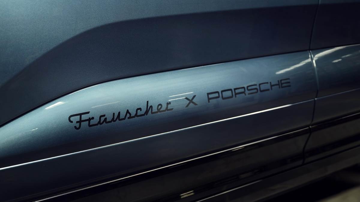在Macan Turbo Concept Lago上的車側刀刃造型飾板施以車身同色「Frauscher x Porsche」字樣。(圖/Porsche提供)