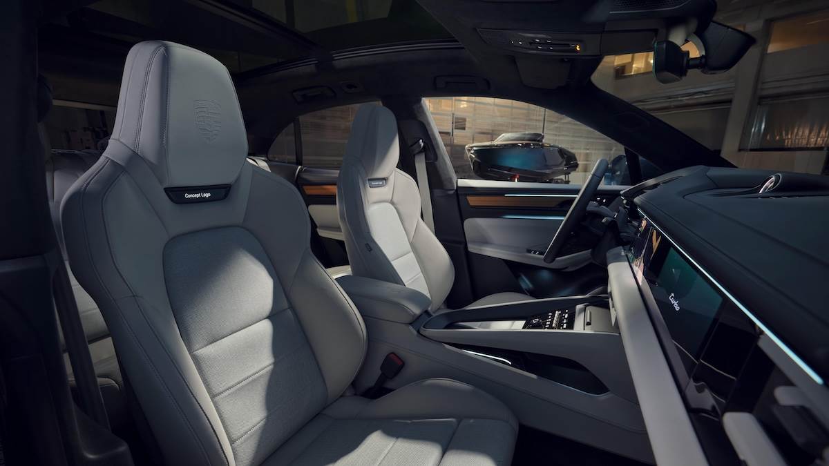 中央椅面採用船用級織布材質,並與蠟灰色(Crayon) 皮革相互襯托。(圖/Porsche提供)