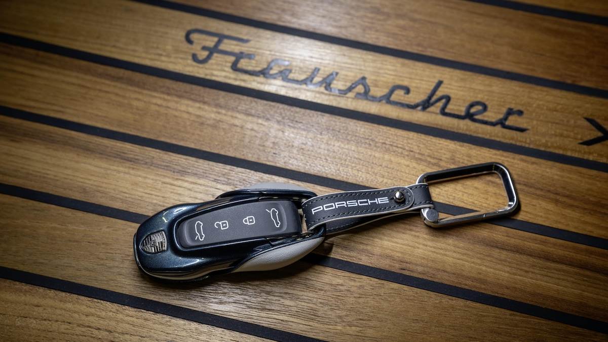 790 Spectre與Macan Turbo Concept Lago都使用同款客製鑰匙,皆採用Darkteal Metallic塗裝。(圖/Porsche提供)