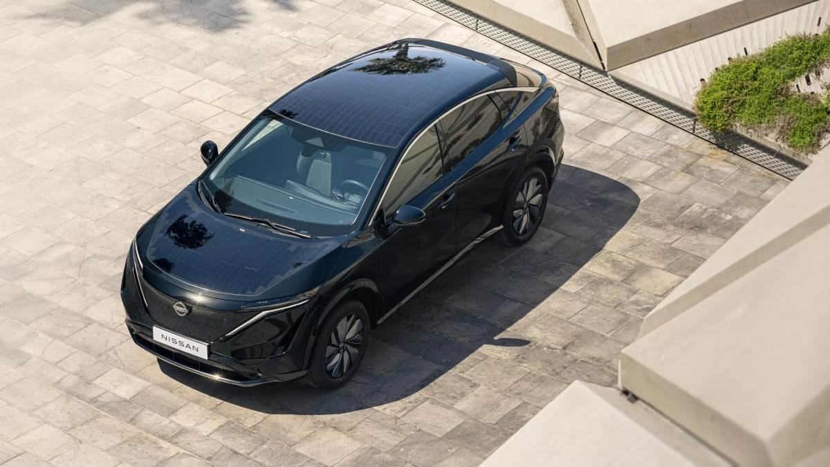車輛於車頭引擎蓋、車頂以及後擋風玻璃均佈滿太陽能板，讓充電效率最大化。（圖／日產提供）