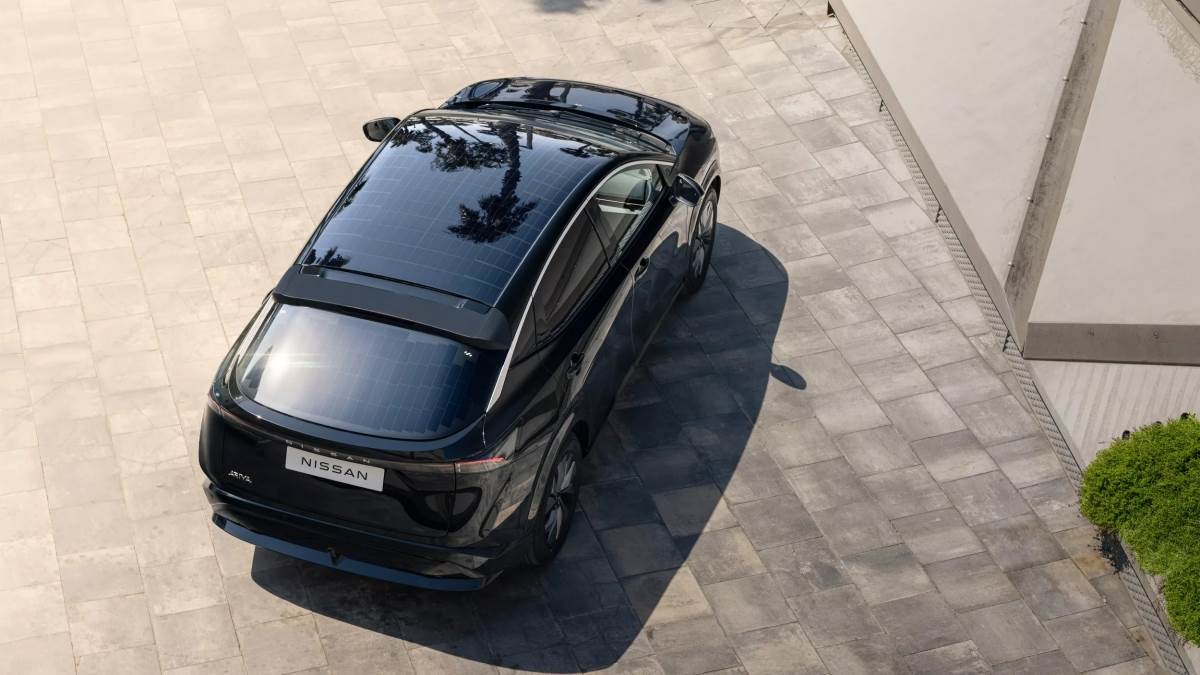 太陽能充電板完美整合至車輛的表面，因此不會影響整車的空力效果。（圖／日產提供）