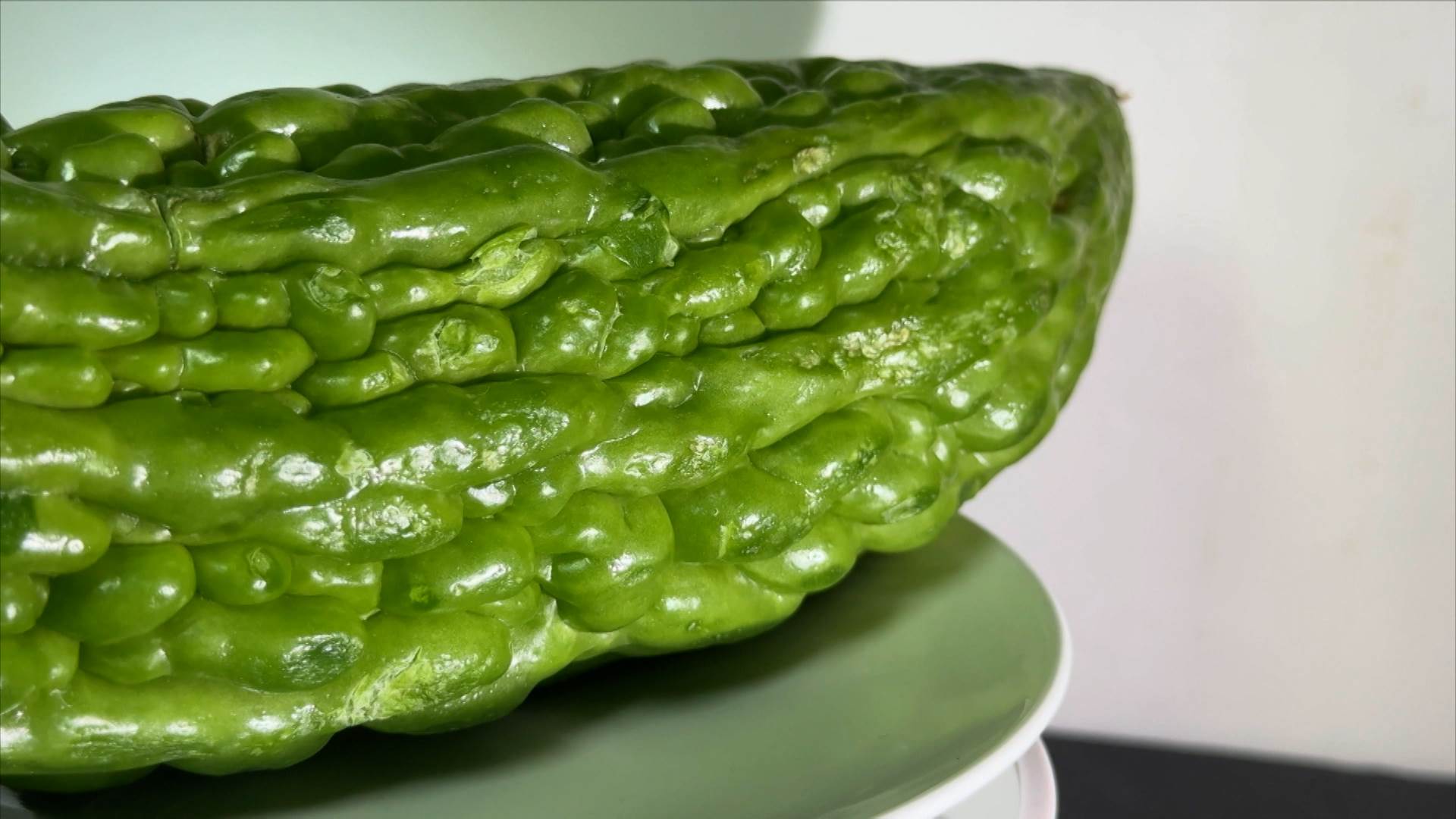 近年來研究團隊開始以科學方法解析苦瓜中的活性片段，進一步定序出小分子胜肽成分。（圖／東森新聞）