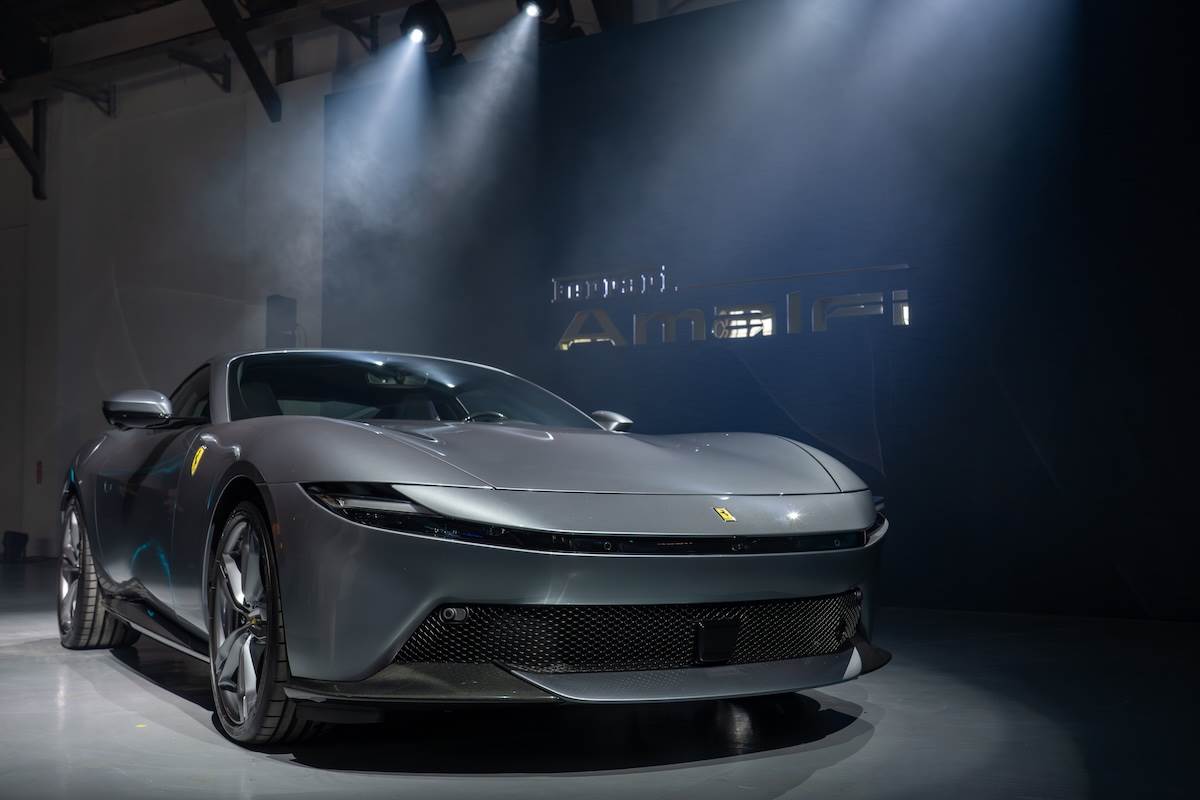 外觀設計強調極簡主義與現代感，車頭取消了Roma的傳統格柵，由大型進氣口與修長的雕塑化引擎蓋取代。（圖／林昱丞攝影）