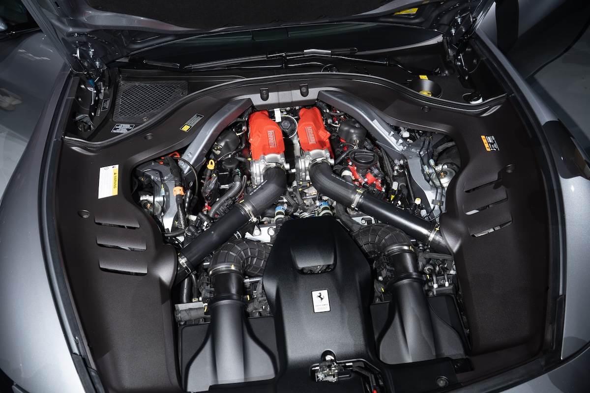 這具引擎可輸出640匹最大馬力，最大扭力則是760 Nm，搭配八速F1雙離合器變速箱，0-100 km/h加速僅需3.3秒，極速來到320 km/h。（圖／林昱丞攝影）