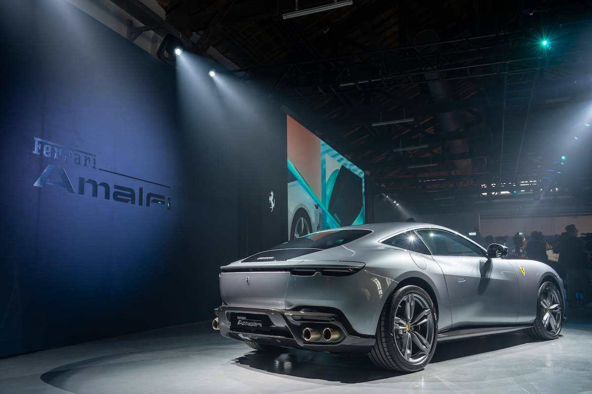 車尾造型以一條鮮明的環繞式線條包覆尾部並延伸至車側，勾勒出簡潔俐落的輪廓。（圖／林昱丞攝影）