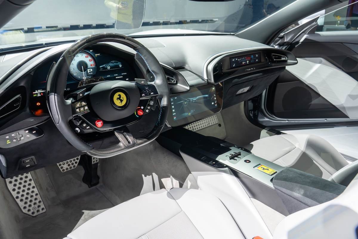 車艙採用對稱式雙座艙佈局，針對人機介面（HMI）進行了升級，方向盤回歸了實體按鍵控制，有效改善觸覺回饋與操作的直覺性。（圖／林昱丞攝影）