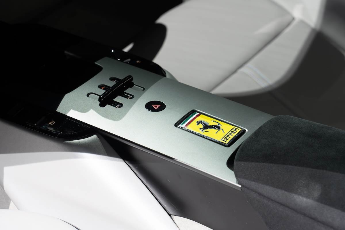 中央鞍座融入換檔結構、鑰匙插槽、無線充電板及其他輔助控制功能。（圖／林昱丞攝影）