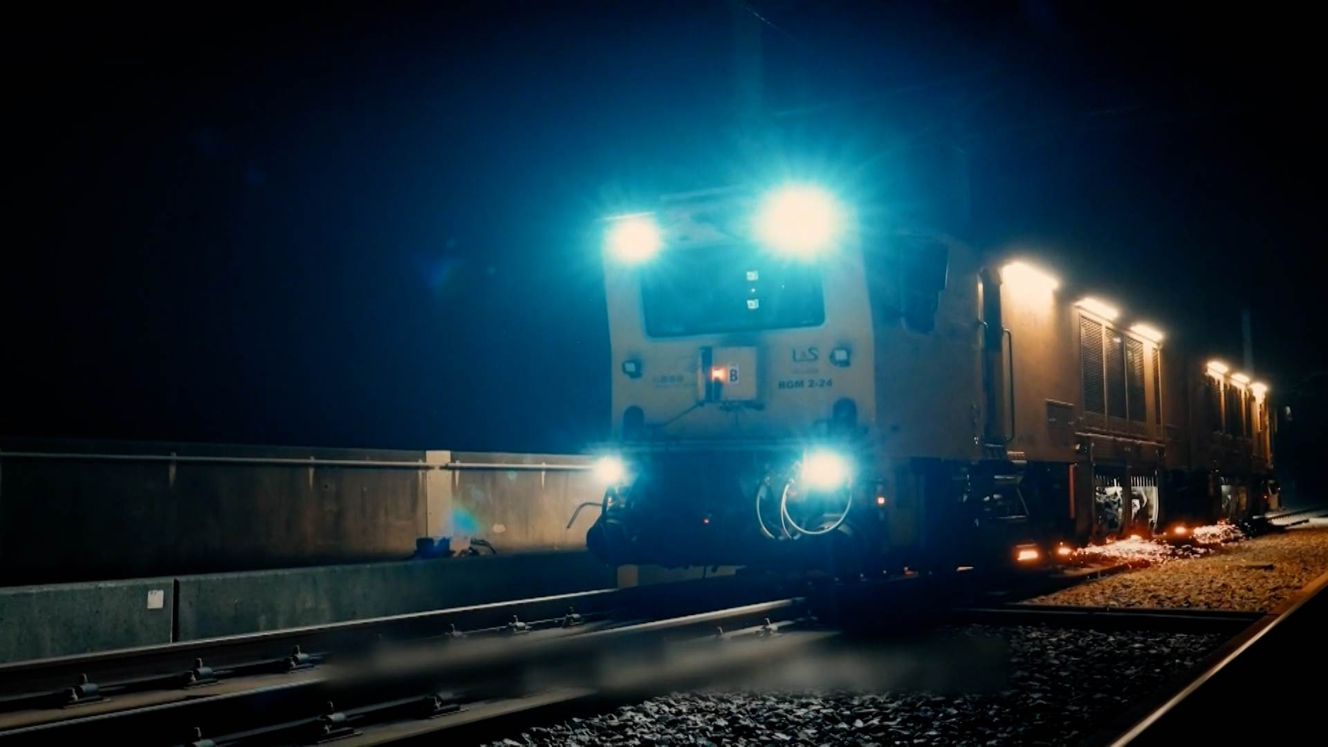 片呈現高鐵幕後人員的日常工作，從嚴謹的列車檢查，到沿線設施的安全維護，高鐵幕後英雄默默為旅客安全把關。（圖／東森新聞）