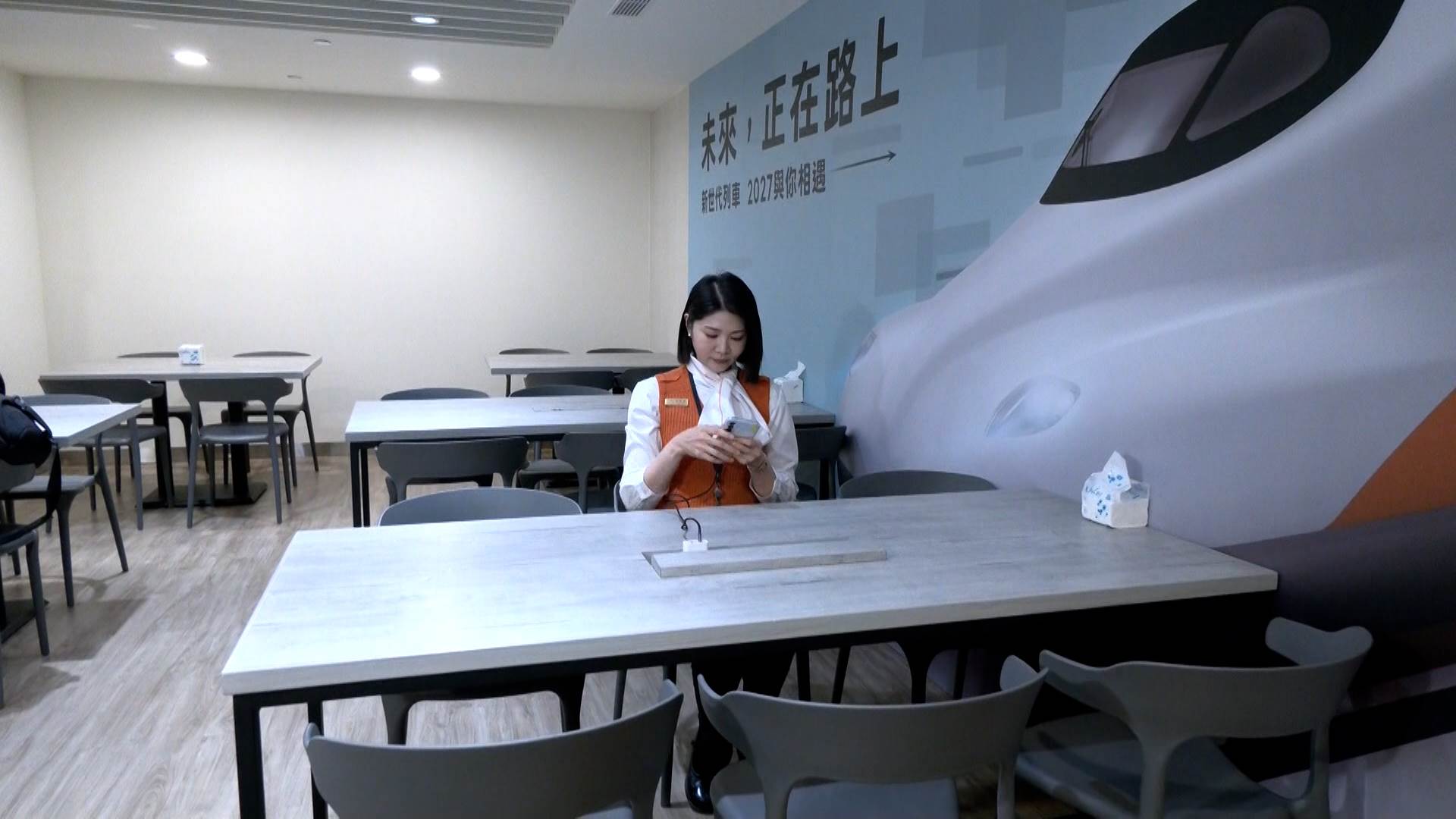 今年一月全新改裝完成的南區運轉中心，設有可充分補眠的休息室，是目前高鐵規模最大的列車組員休息站。（圖／東森新聞）