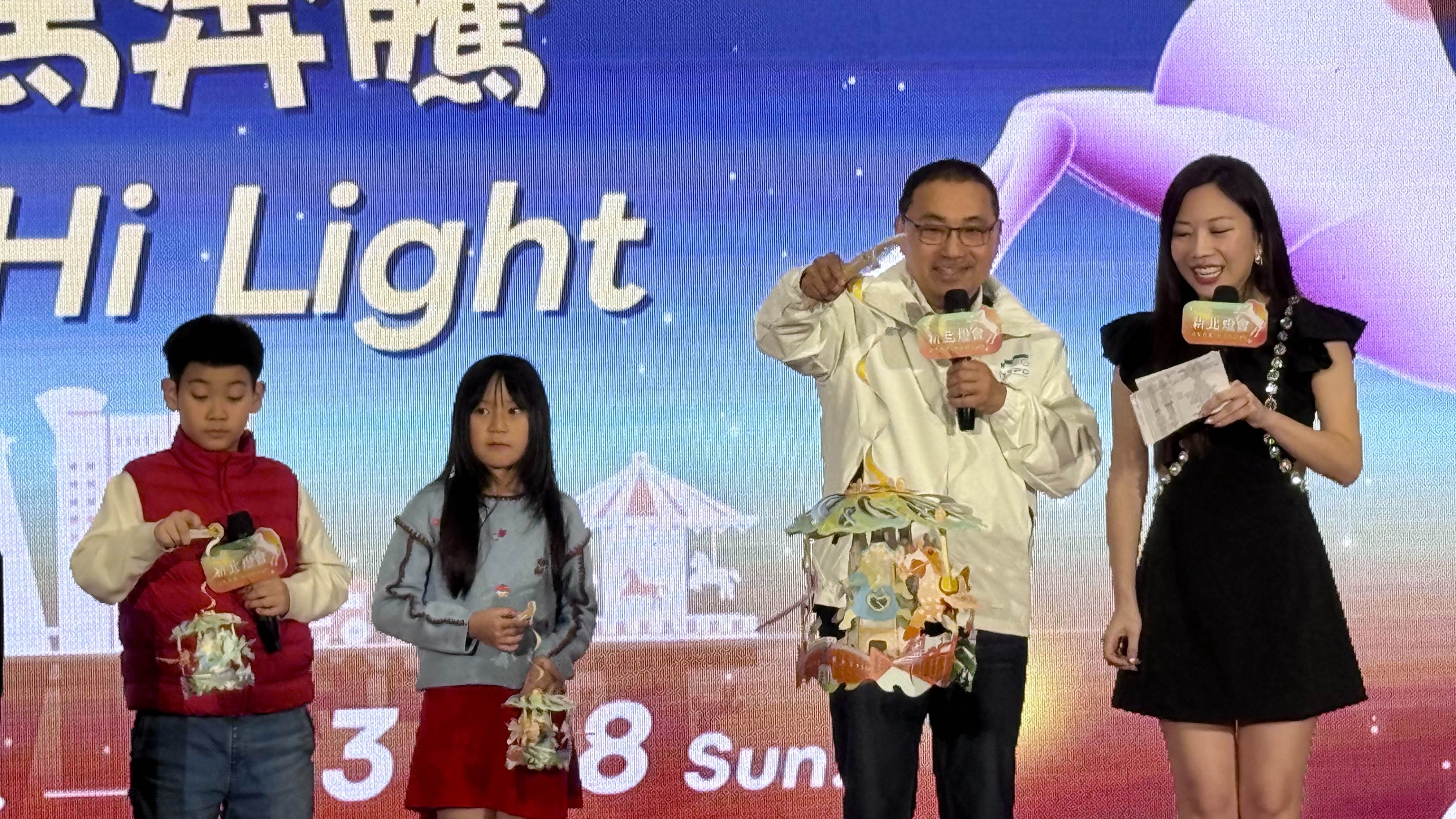 2.侯友宜現場展示轉動馬年小提燈