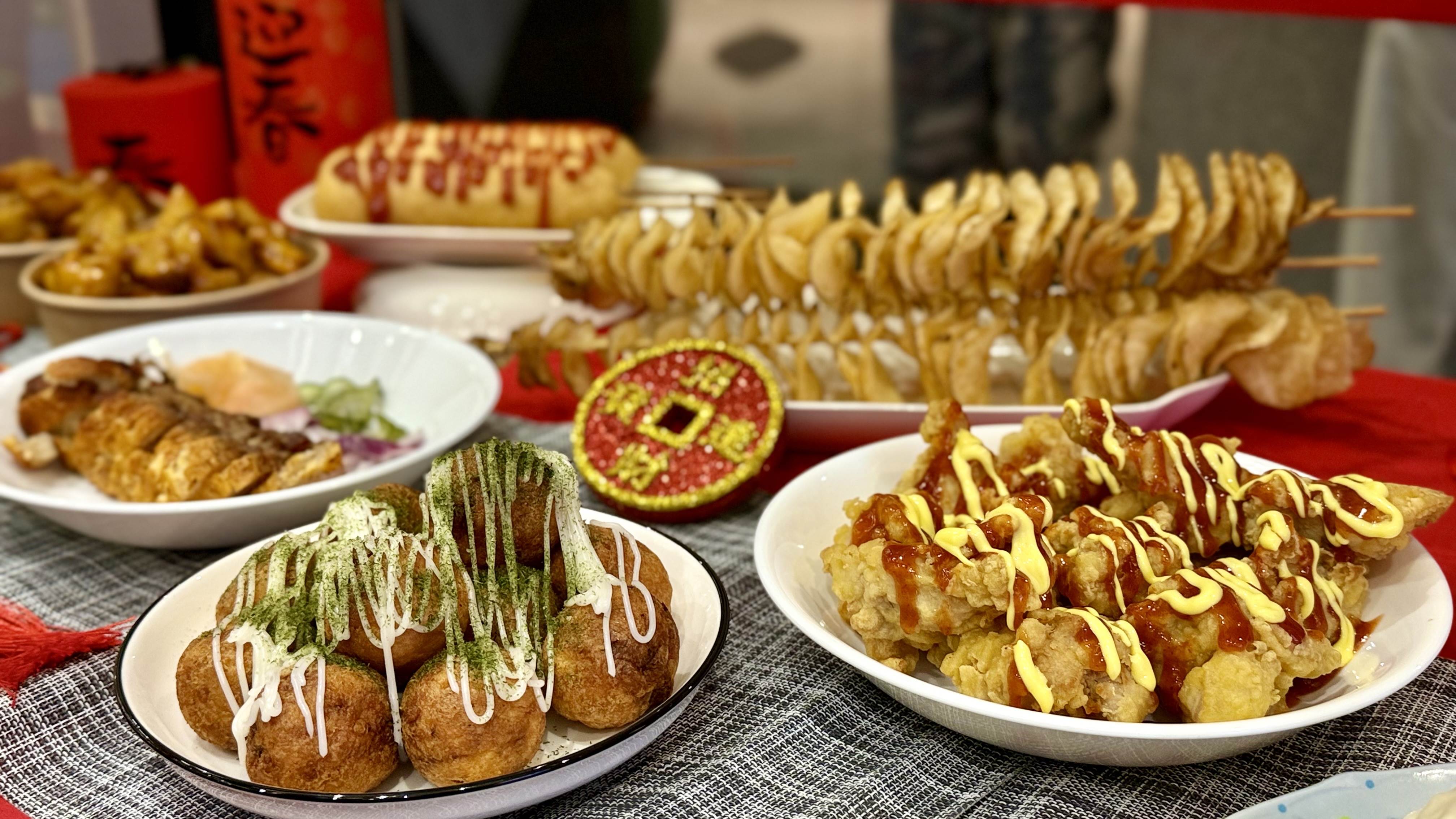 5.燈會現場將集結超過170攤人氣異國美食、傳統小吃及文創市集進駐，還有手作體驗活動，讓大家好吃、好逛又好玩。