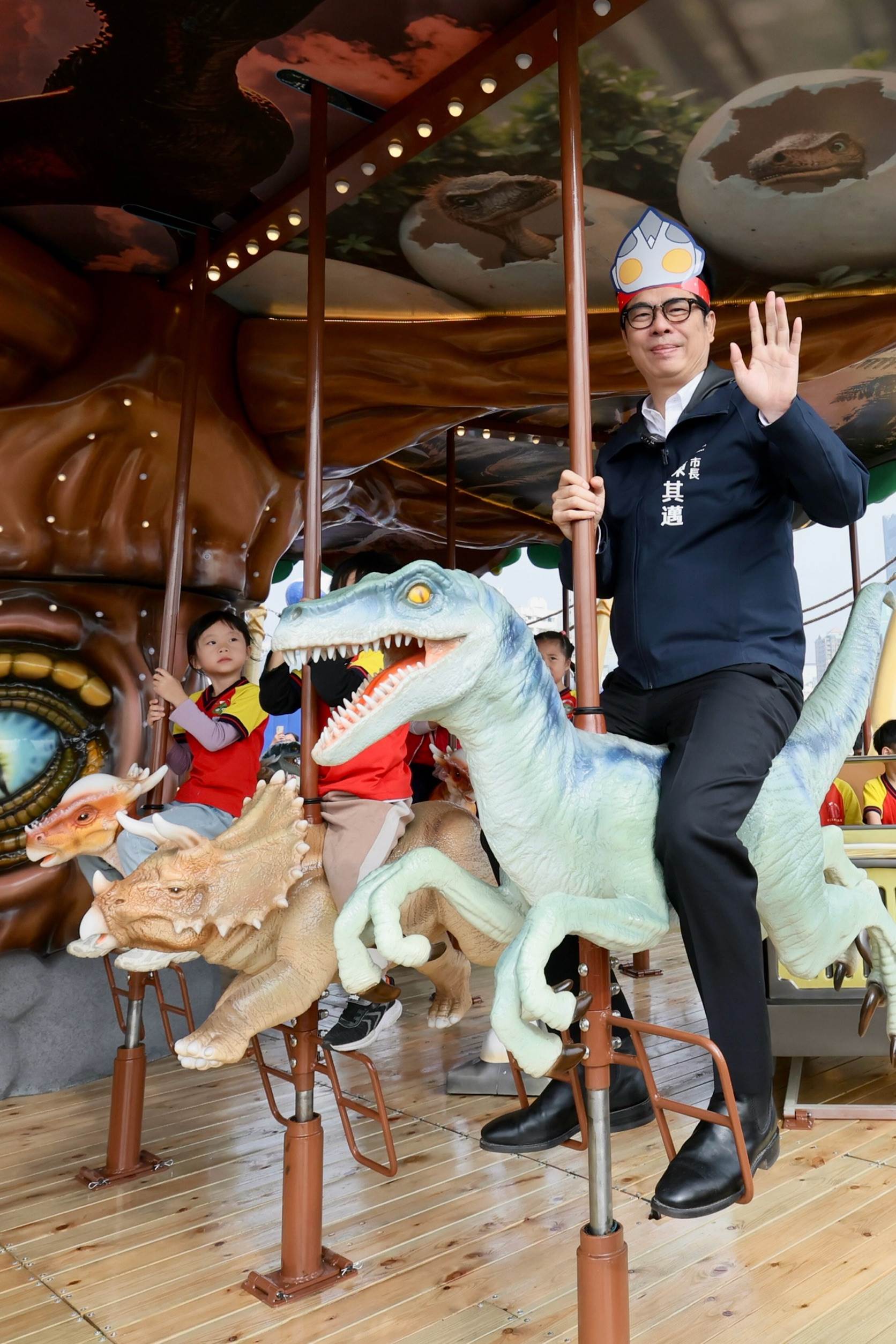陳其邁變「陳三歲」開箱高雄冬日遊樂園新設施