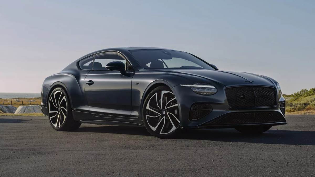 車輛配備Blackline Specification套件，全車黑化的樣貌更具侵略性。（圖／賓利提供）