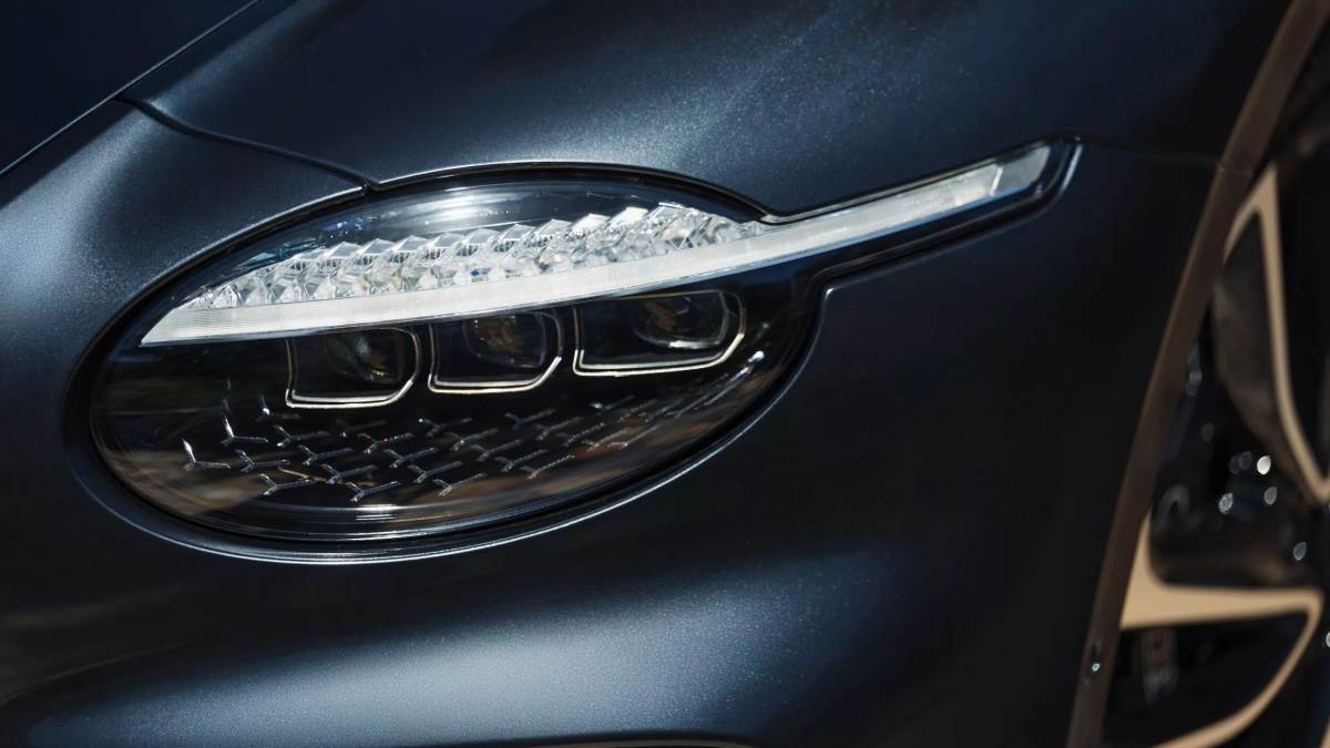 黑色後視鏡殼、深色燻黑燈組及22吋銀色鋁圈，進一步加強了整體的動感氣質。（圖／賓利提供）