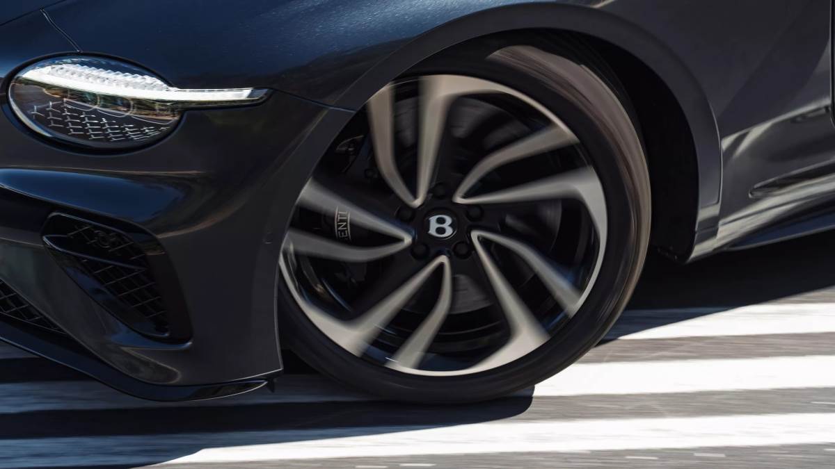 賓利提供多種輪圈選擇，包括雙色或亮面黑色款式，以滿足不同車主的個性化需求。（圖／賓利提供）