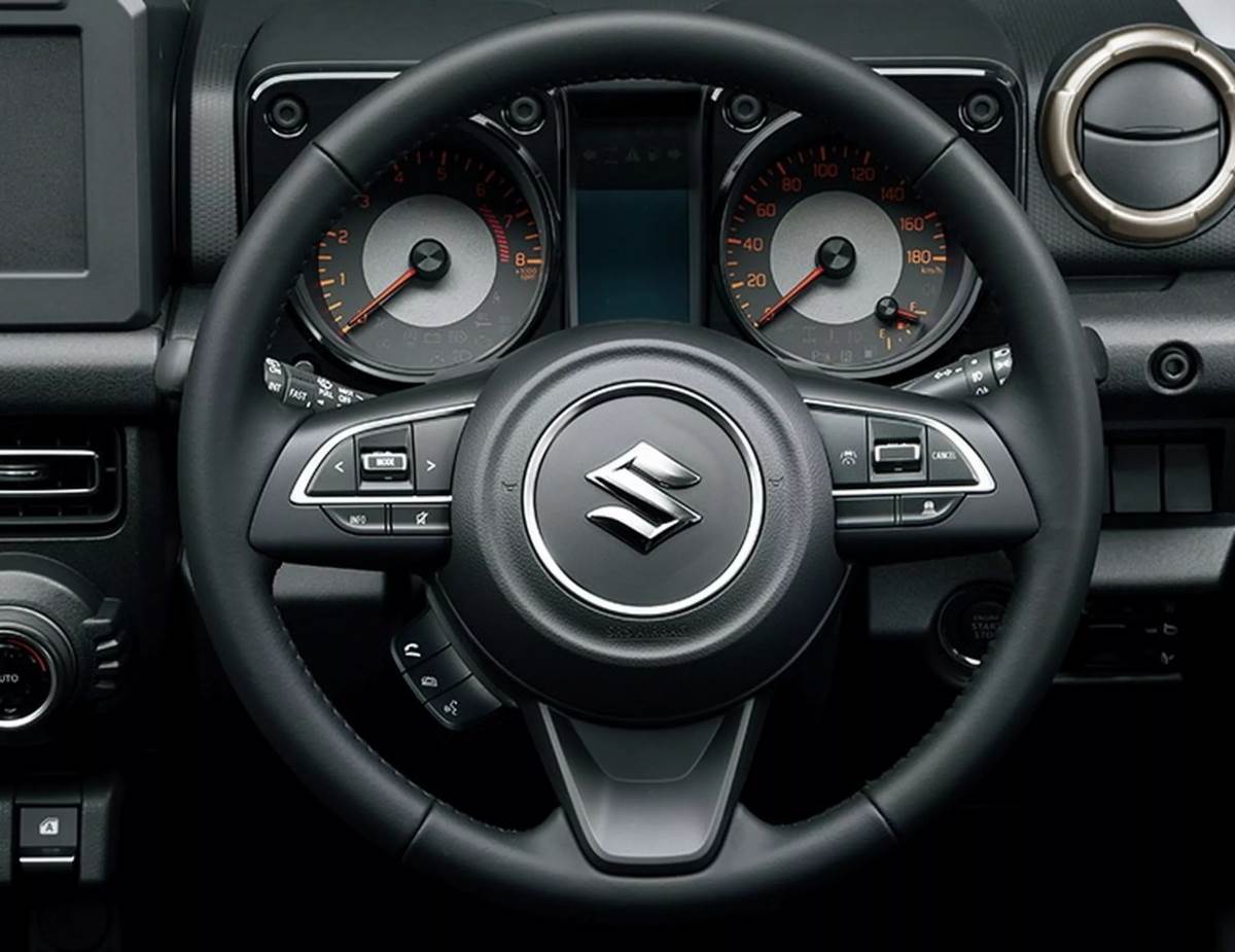 方向盤上新增音響與電話控制鍵，儀表中央則標配4.2吋彩色資訊顯示幕。（圖／鈴木提供）