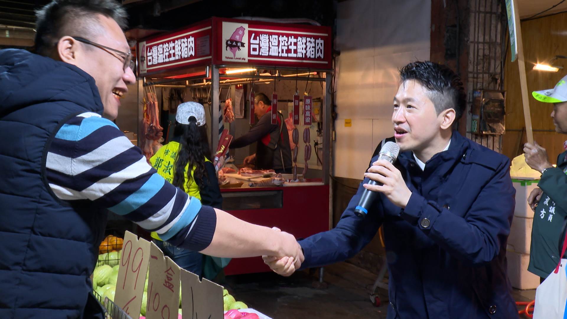 市場掃街過程中，支持者熱情握手鼓勵，氣氛相當熱絡。（圖／東森新聞）