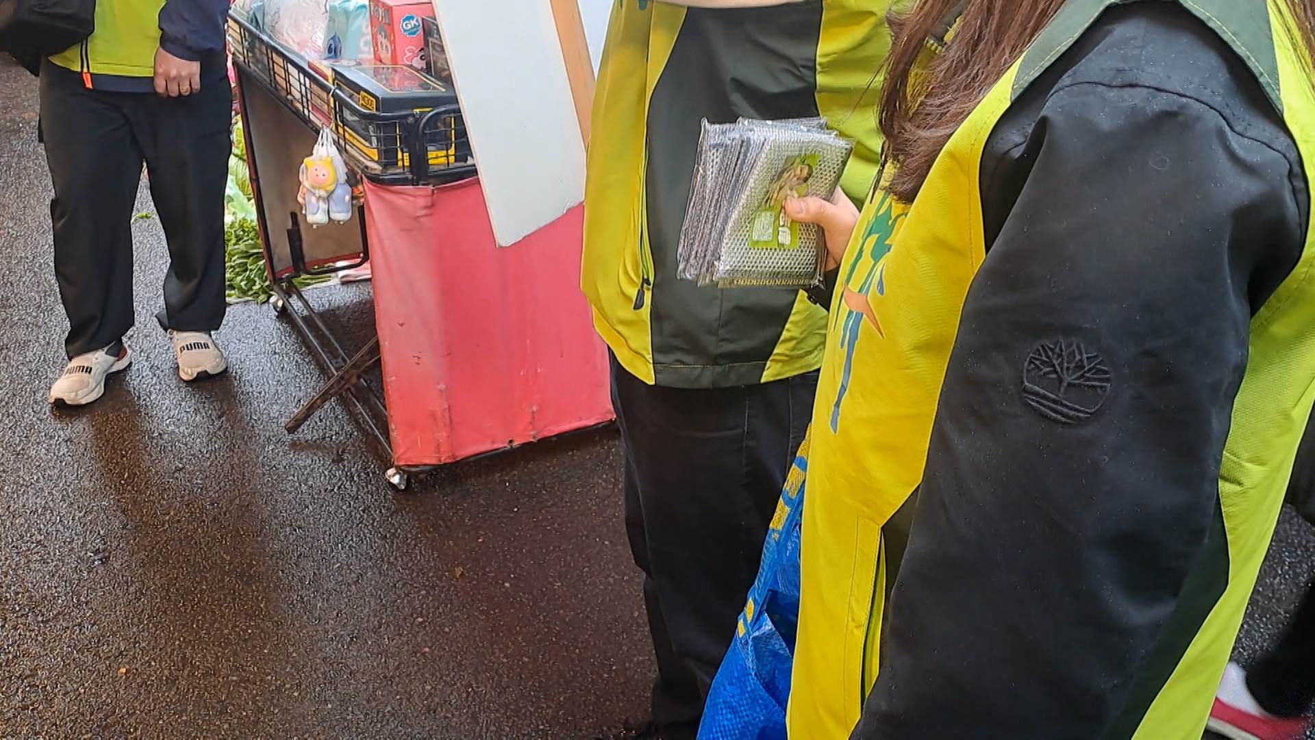 團隊發送競選小物「菜瓜布」，象徵刷亮桃園市政願景。（圖／東森新聞） 