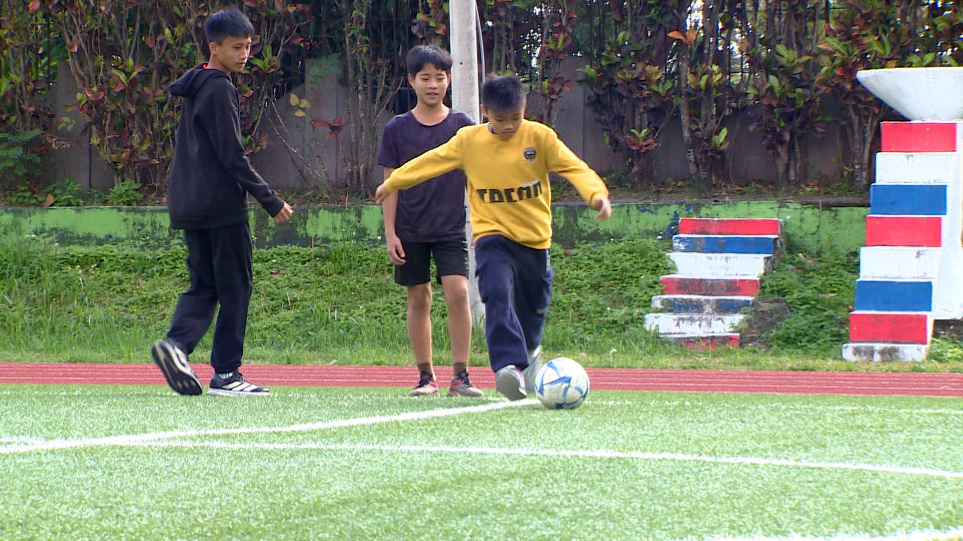 小小足球員在球場上奔跑。（圖／東森新聞）