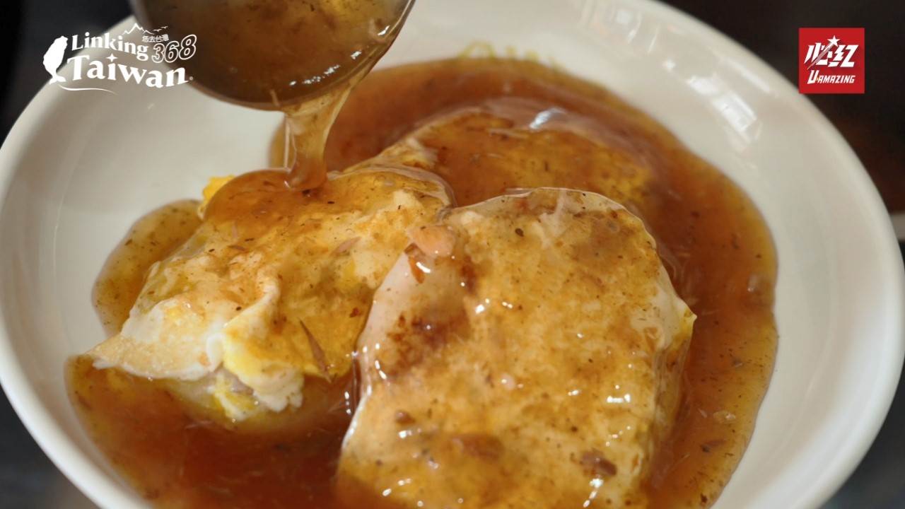  主持人舞陽親自品嘗鹹甜粿，驚艷於米食的香氣與層次，也體驗到安定人對傳統美食的熱愛與用心。（圖／Linking 368 Taiwan 提供）