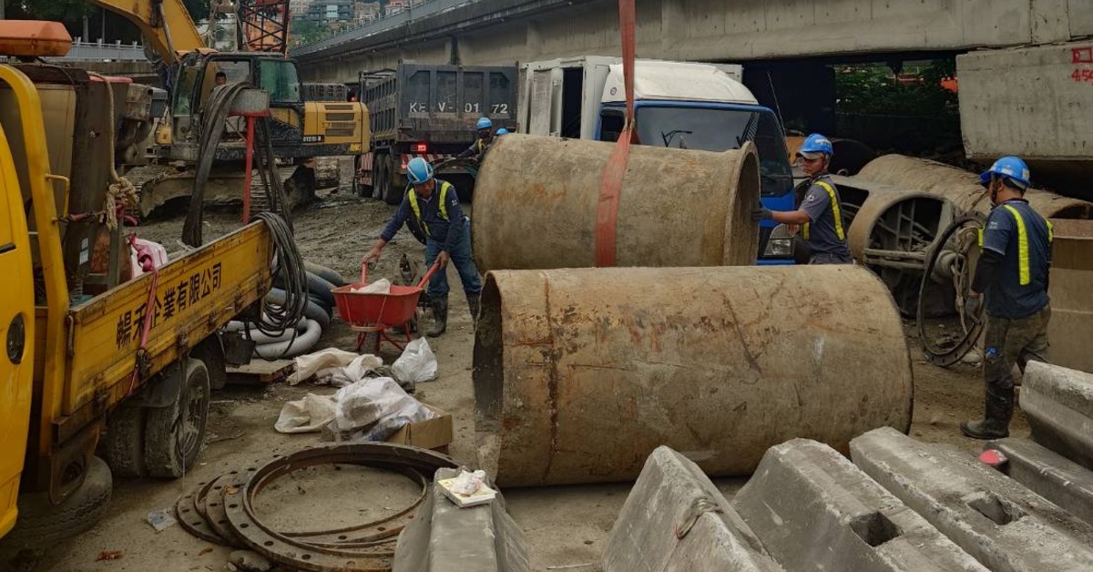 當時管線挖破後，工人進行管線置換作業。（圖／翻攝畫面）