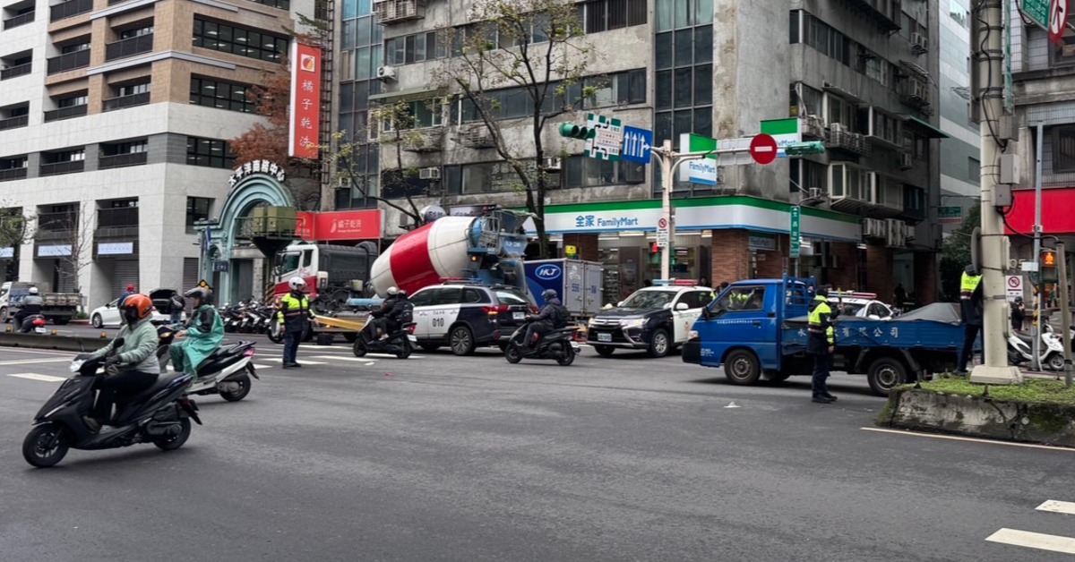 台北市光復南路與文昌街口，稍早發生死亡車禍，一名女子遭水泥車當場輾斃。（圖／翻攝畫面）