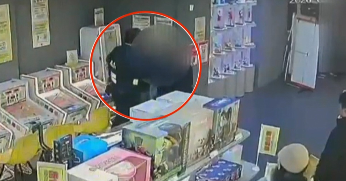 男子不滿被打擾，跟對方吵了起來，結果遭到對方出手攻擊。（圖／東森新聞）