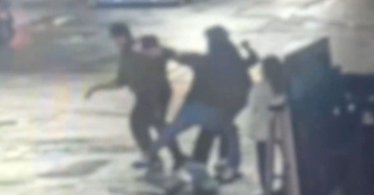 飲料店業者竟夥同其他3人，毆打黃姓男子。（圖／東森新聞）