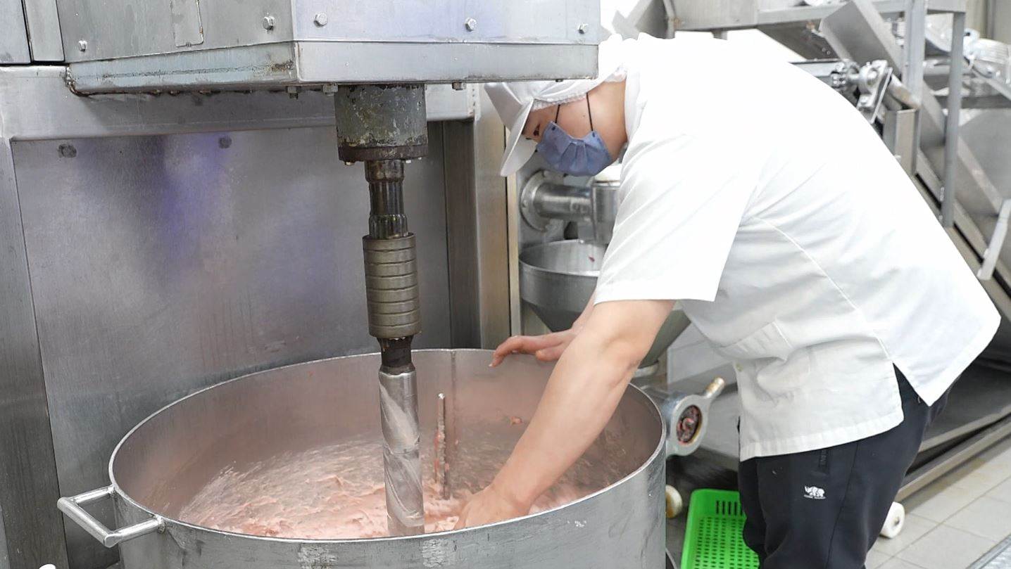 圖二:鴨肉貢丸製程由師傅感官把關,確保筋性與風味。.JPG