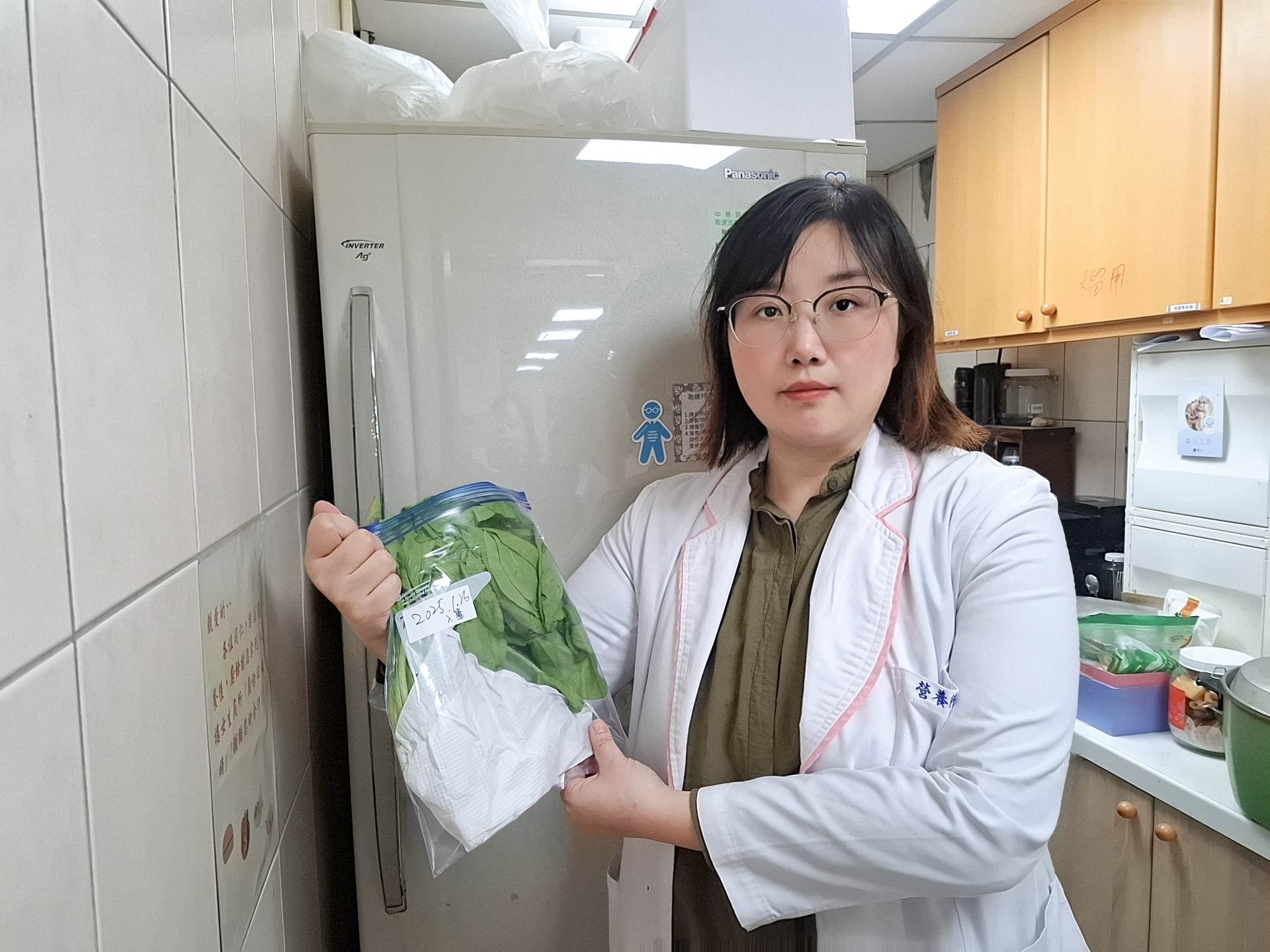 李佩霓主任提醒，食材容器標示日期，落實「先進先出原則」，可避免食材變質，成為年