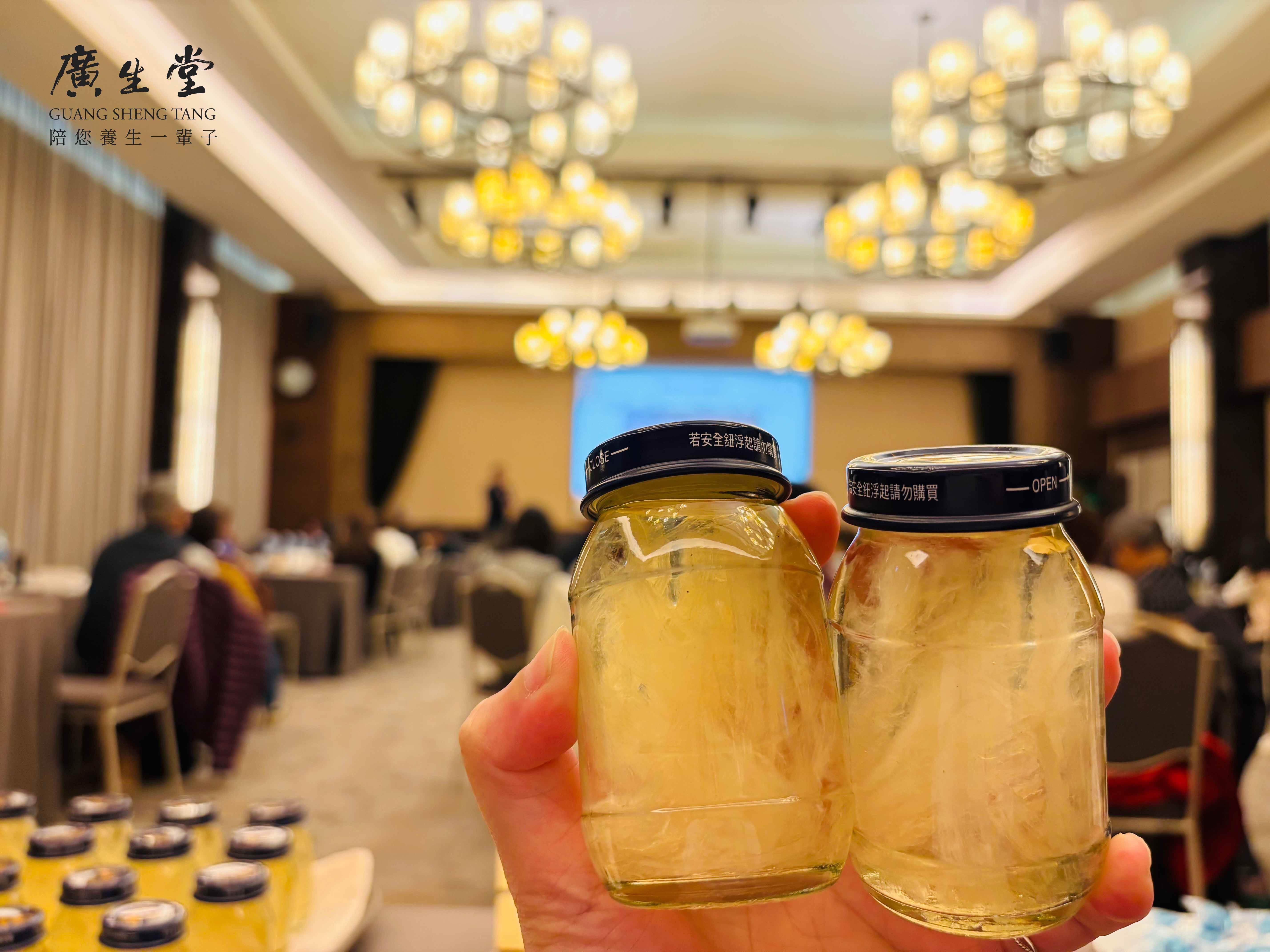 會站立的燕窩-75mL一天一瓶一手掌握，剛剛好！看得到條條站立在瓶中的盞絲。（圖／廣生堂提供）