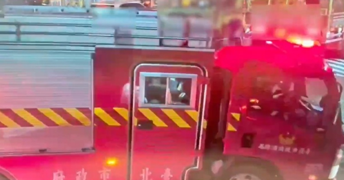 台北市萬華區萬大路一處資源回收廠，本周日發生令人頭皮發麻的驚悚工安意外，17歲葉姓少女竟然徒手清理正在運轉中的絞碎機殘膠，慘遭捲入慘死。（圖／翻攝畫面）