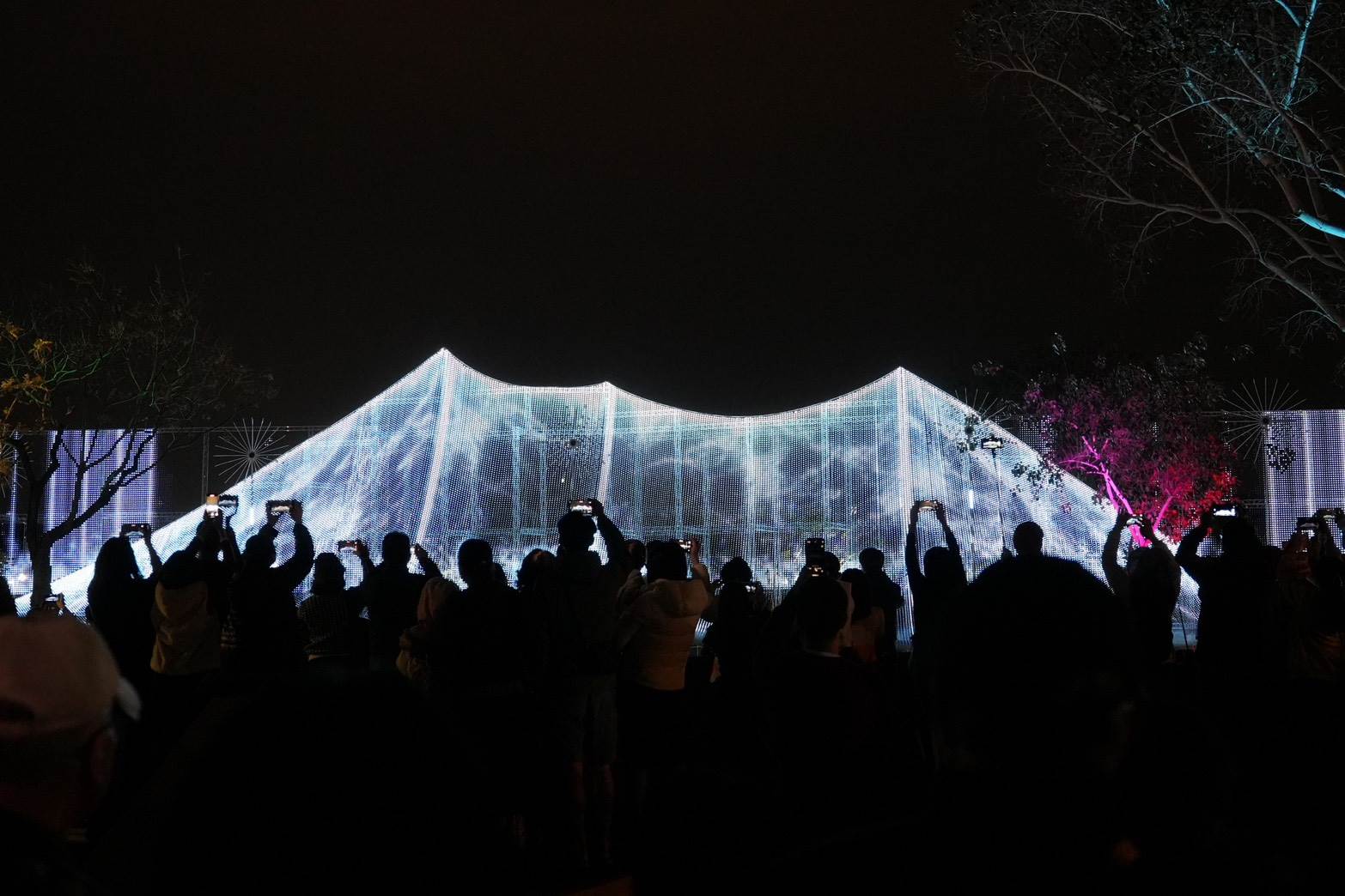 主燈「山之光」，隨著四季樂章變換光影，呈現屏東母親大武山不同的樣貌，氣勢磅礡的展演讓現場民眾驚呼連連。（圖／屏東縣政府提供）