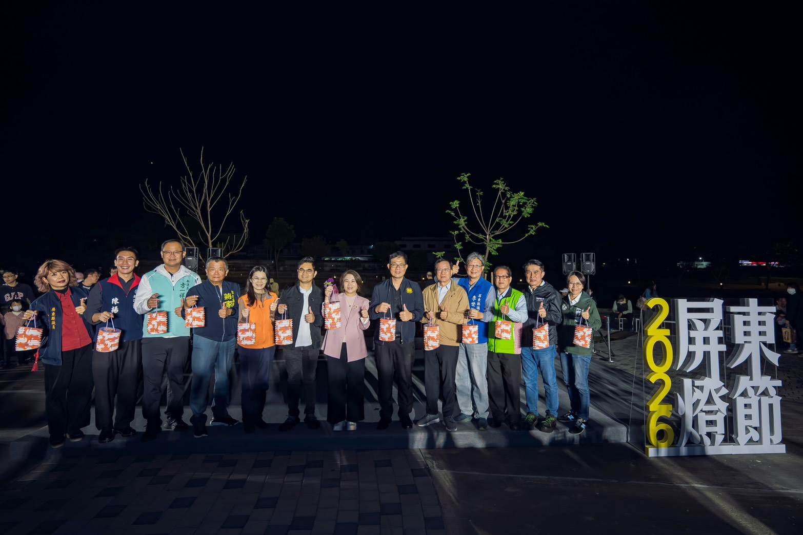 在縣長周春米、泰國貿易經濟辦事處高雄勞工處長陳燦榮、馬尼拉經濟文化辦事處高雄分處代理處長游博皓及各界地方代表齊聲倒數下，正式揭開為期45天的光影藝術饗宴。（圖／屏東縣政府提供）