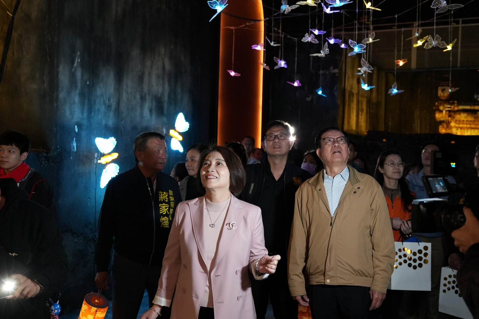 縣長周春米表示，屏東燈節自縣民公園出發，串聯萬年溪、勝利星村及龍頸溪畔客家燈區，形成一條流動的光影廊道，歡迎全國民眾造訪。（圖／屏東縣政府提供）