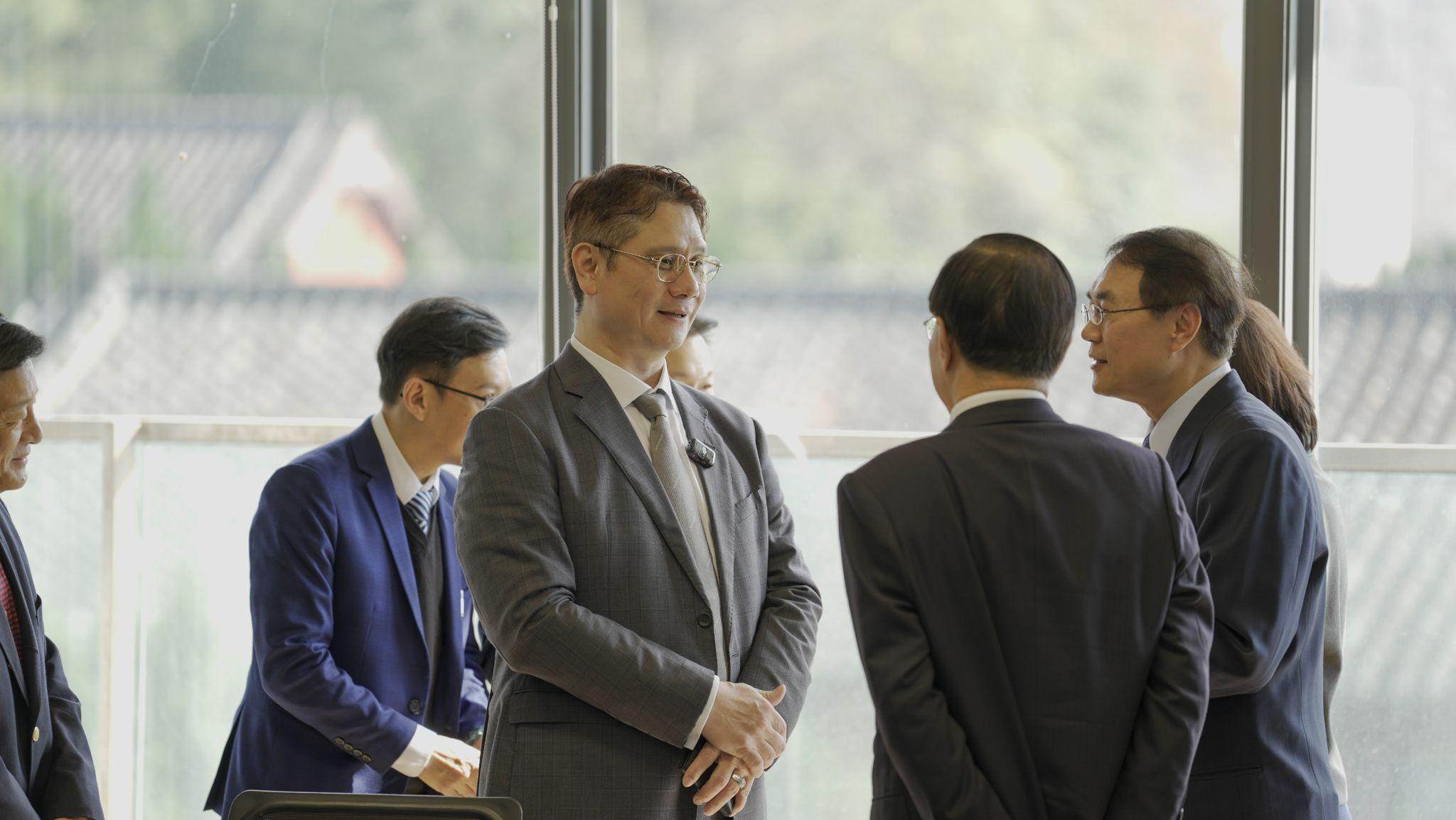 國峯租賃董事長劉芳良希望透過長期投入教育，讓學校硬體資源更完善。（圖／國峯租賃提供）