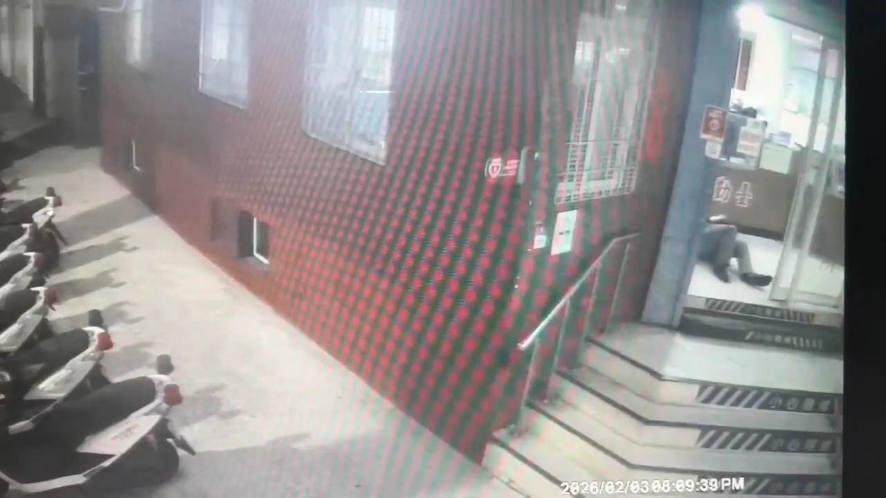 當時警局內的員警聽到外頭傳來急促的求救聲,衝出一看竟發現有人持刀傷人。(圖/東森新聞)