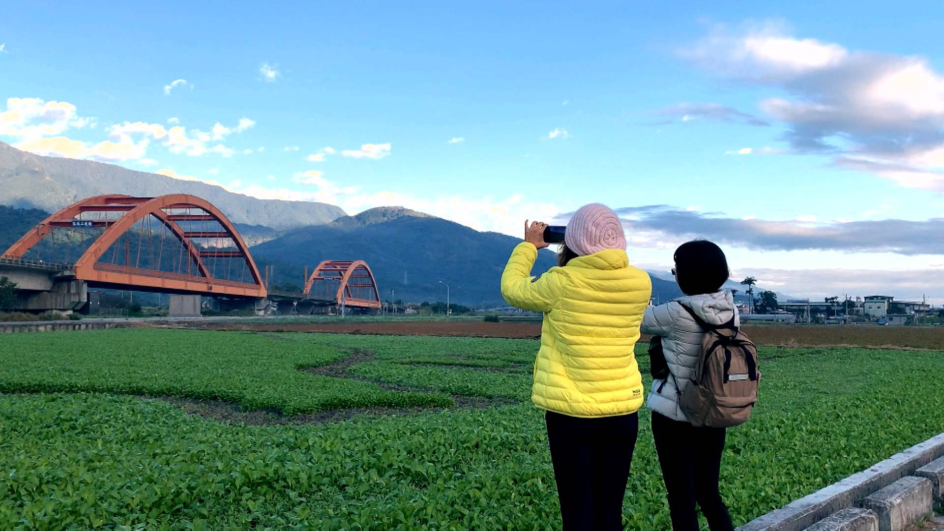 透過與自己的對話，訴說花蓮旅遊帶來的深層意義。（圖／東森新聞）