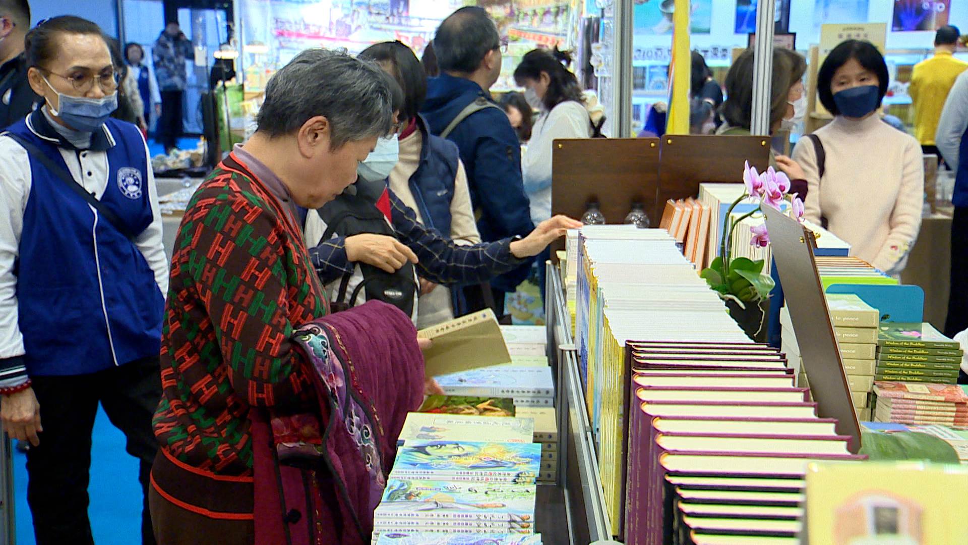  透過文字傳遞佛法精神，期盼引導民眾反思人生與自我。（圖／東森新聞） 