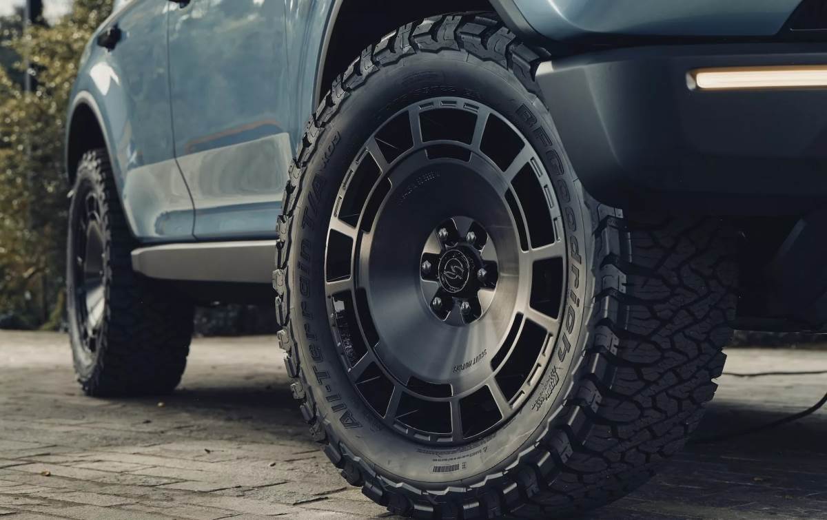 車輛搭配22吋黑色鋁圈和35吋BFGoodrich T/A KO3全地形輪胎，視覺效果硬派且富冒險氣息。（圖／Scout提供）