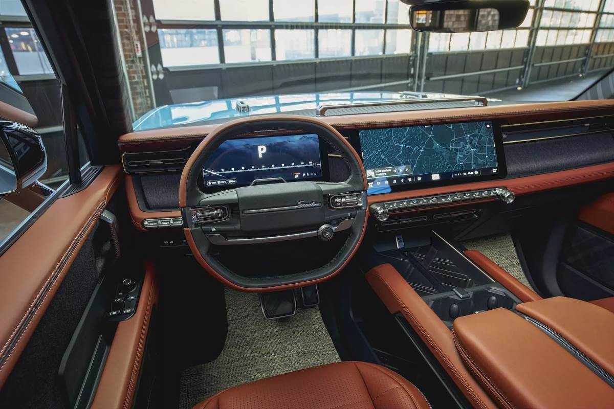 車內佈局擁有復古又現代的氛圍，同時展現了品牌對於質感的描繪。（圖／Scout提供）