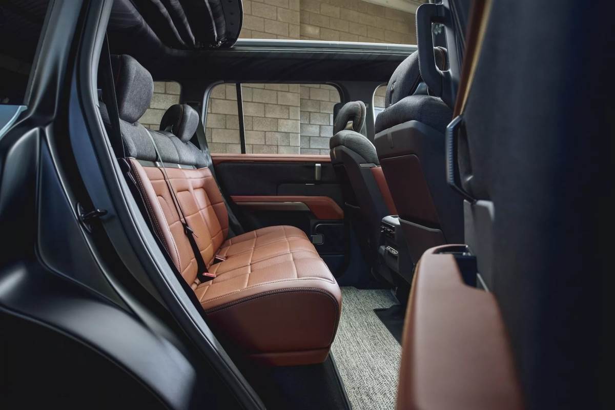 車內座椅採用褐色皮革搭配牛仔布靈感飾面，其風格與外觀色彩呼應，讓整體車內外感受保持一致。（圖／Scout提供）