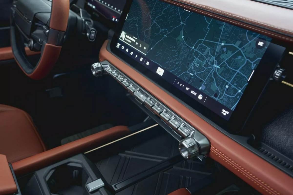 車內按鍵擁有十足的前衛氛圍，同時也讓使用者可以更直覺地操作。（圖／Scout提供）