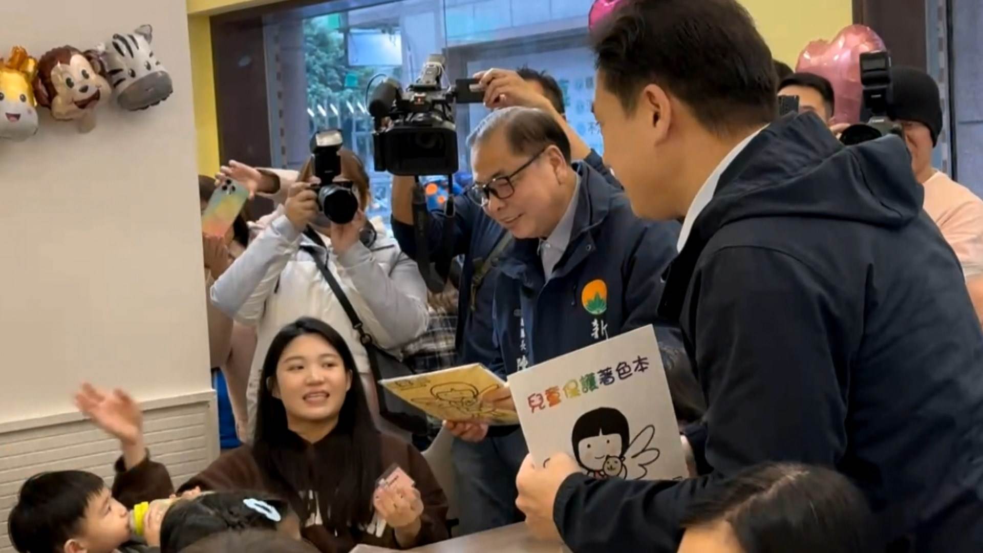 活動現場，新竹縣副縣長陳見賢向孩童發送小禮物，氣氛溫馨。（圖／東森新聞）