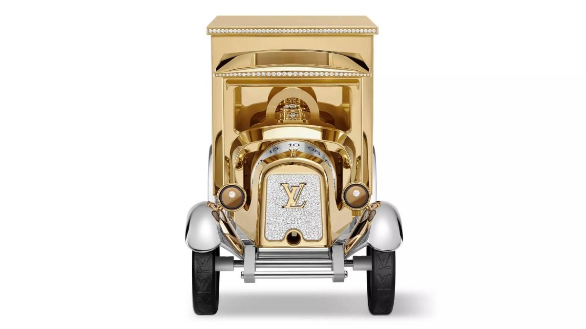 全車覆蓋了1,695顆鑽石,總重達41.44克拉,在車頭散熱器的位置上還鑲嵌了一顆0.51克拉的Louis Vuitton Monogram鑽石。(圖/LV提供)