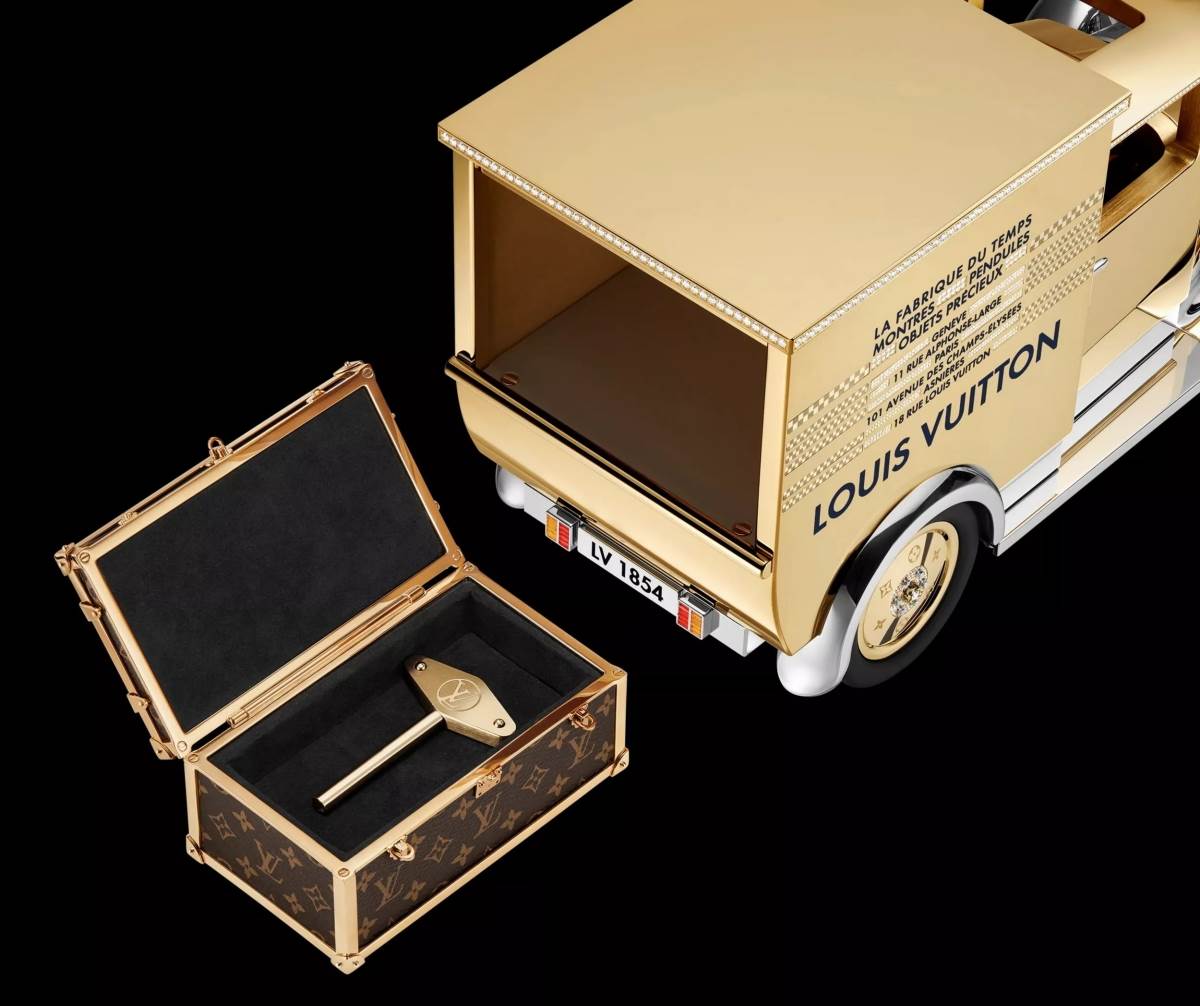 上鏈工具的設計也十分用心,仿造舊式汽車引擎手搖曲柄的造型,以黃金鋼打造。(圖/LV提供)