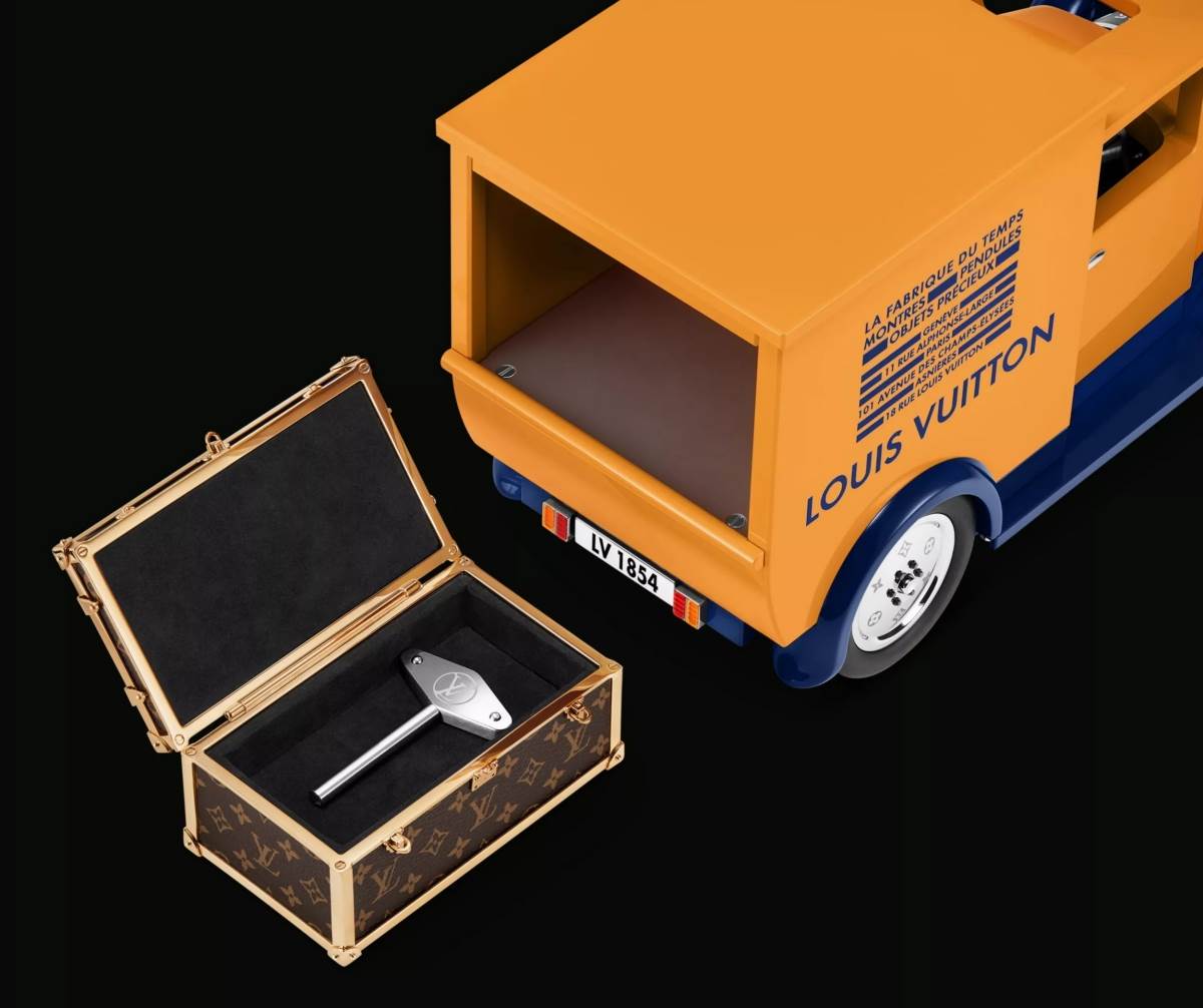 這款平價版本的時鐘採用鋁合金與鋼製車身,搭配經典的黃色與藍色塗裝。(圖/LV提供)