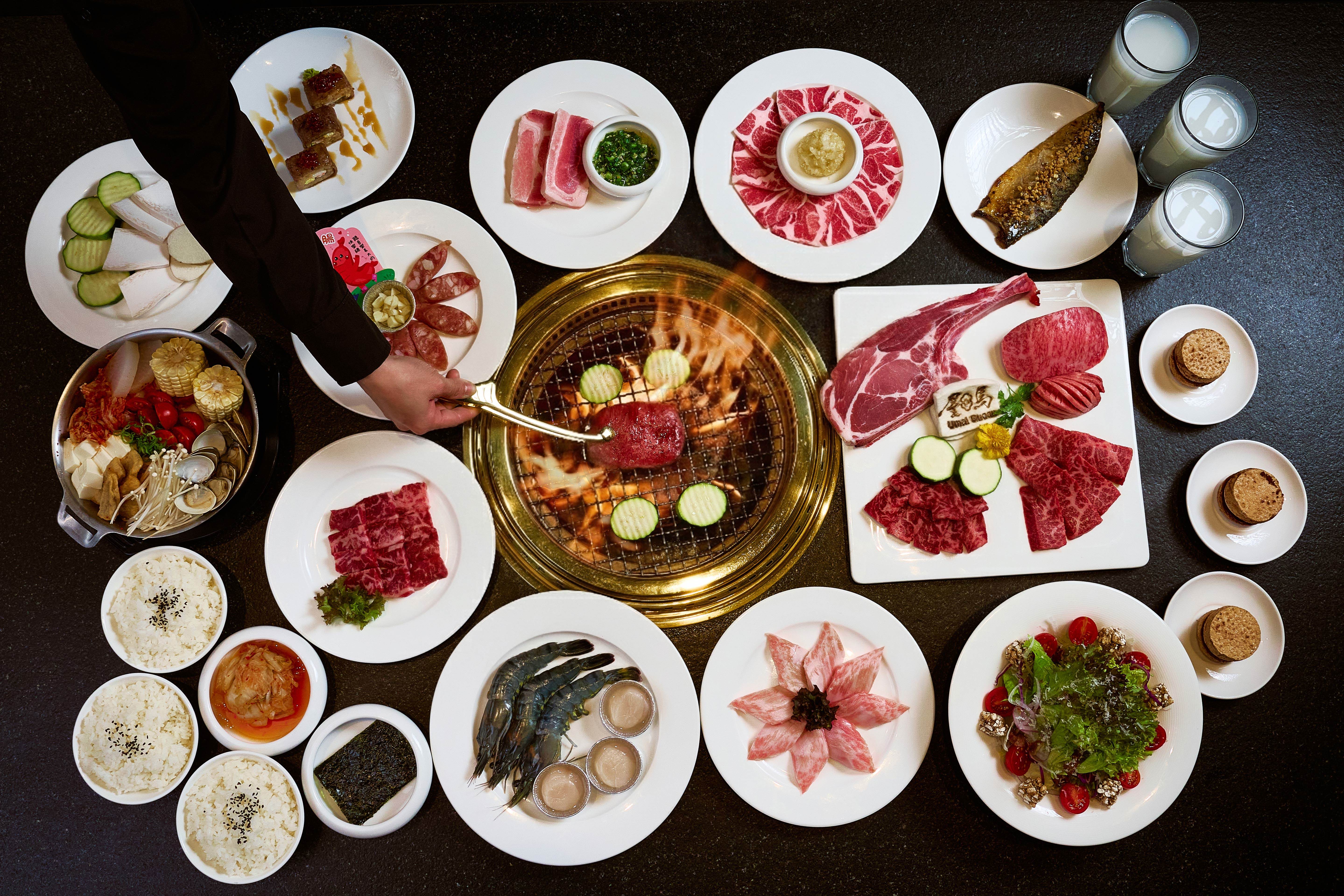 03 厚切戰斧豬排以炭火直烤，外酥內嫩，成為屋馬燒肉年節聚餐的亮點主菜。