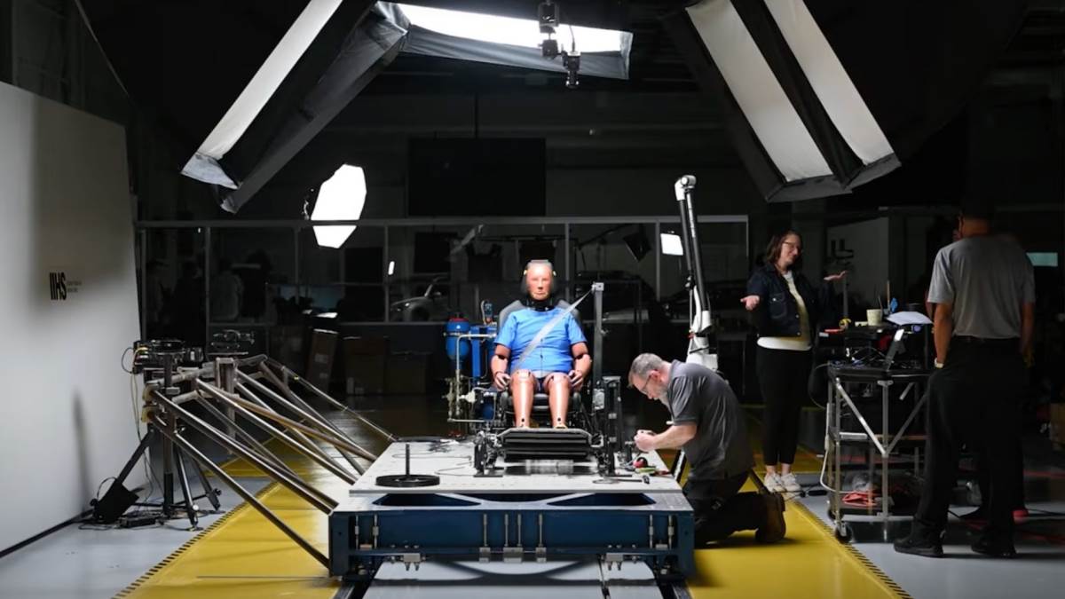 這次測試使用一個具備可動脊椎的中等身材男性假人，配備來自製造商的實際座椅，並將座椅固定在滑動軌道上。（圖／IIHS提供）